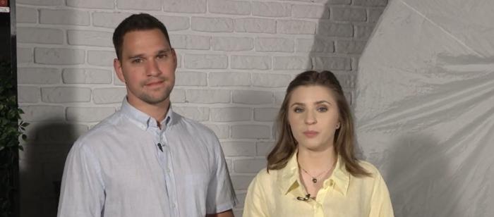 Vlad poartă o cămașă cu mâneci scurte, iar Cristina Ciobănașu poartă o cămașă galbenă