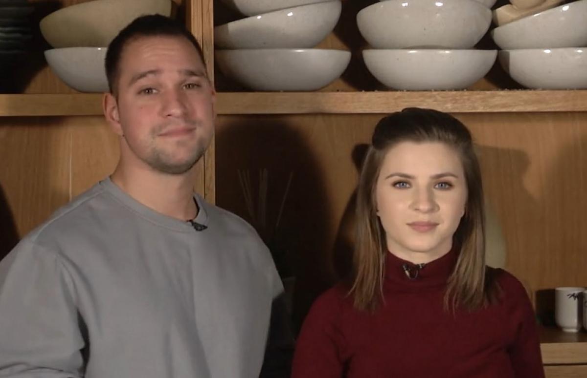 Vlad Gherman și Cristina Ciobănașu stau unul lângă celălalt și poartă amândoi bluze cu mâneci lungi