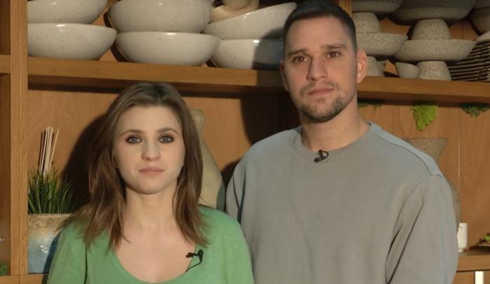 Cristina Ciobănașu poartă o bluză verde, iar Vlad Gherman poartă o bluză gri cu mâneci lungi