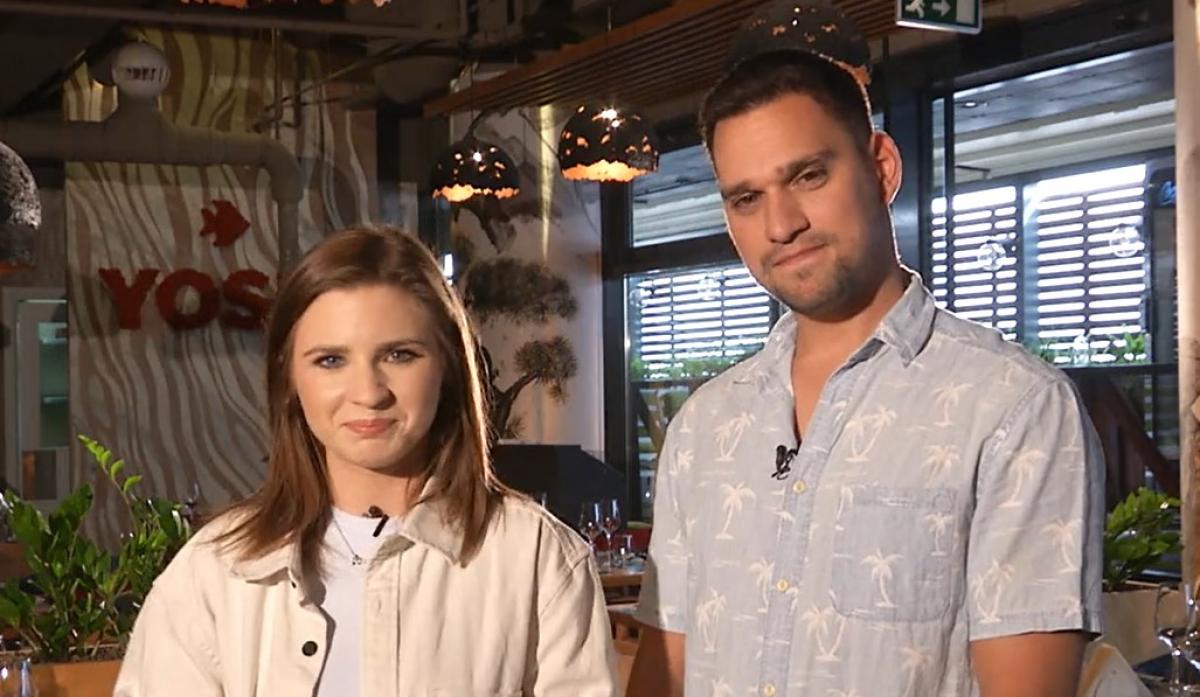 Criss și vlad stau aproape unul de celălalt și privesc spre cameră