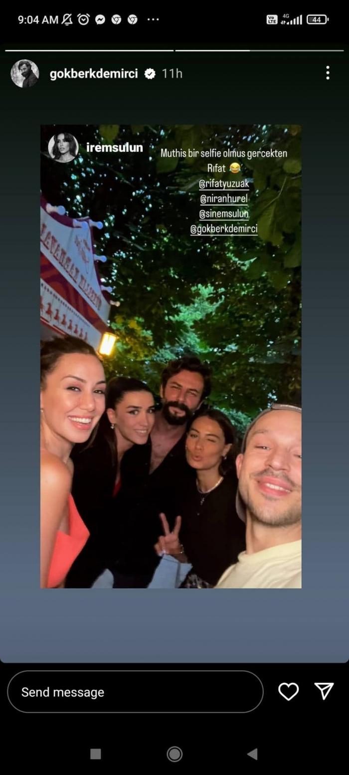 Gökberk Demirci apare cu zâmbetul pe buze înconjurat de prieteni