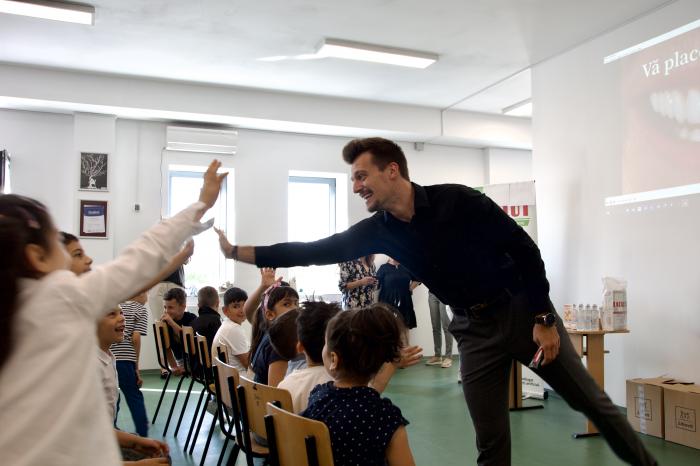 Dr. Alexandru Meroiu bate palma cu copiii