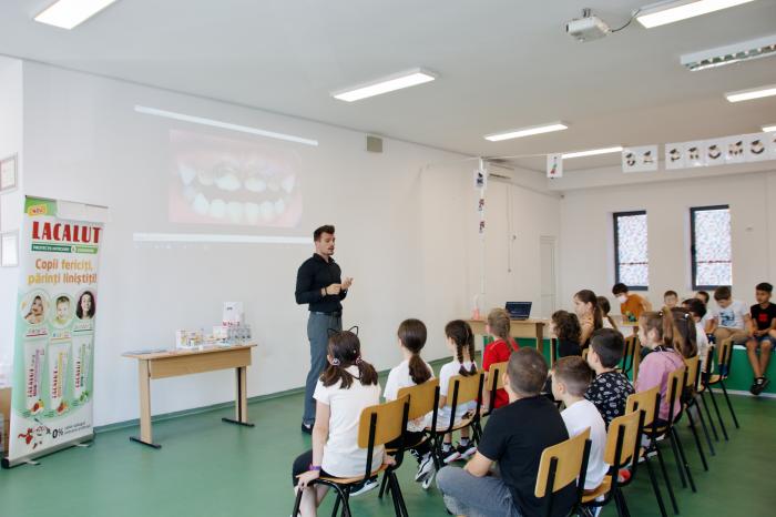 Dr. Alexandru Meroiu se află într-o sală de clasă alături de copii