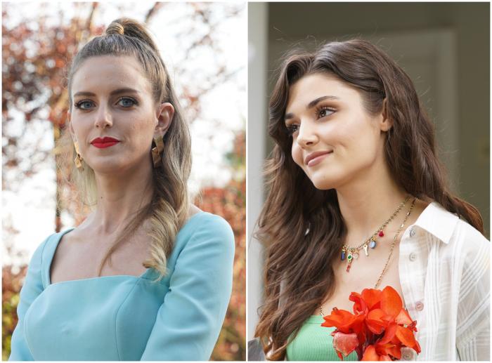 Bige Önal poartă o bluză albastră cu mâneci lungi, iar Hande Erçel poartă o cămașă deschisă la culoare și are părul coafat pe partea dreaptă