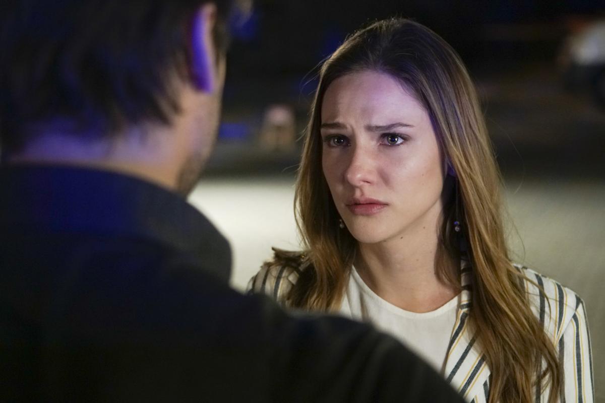 Alina Boz se uită spre partenerul ei și plânge