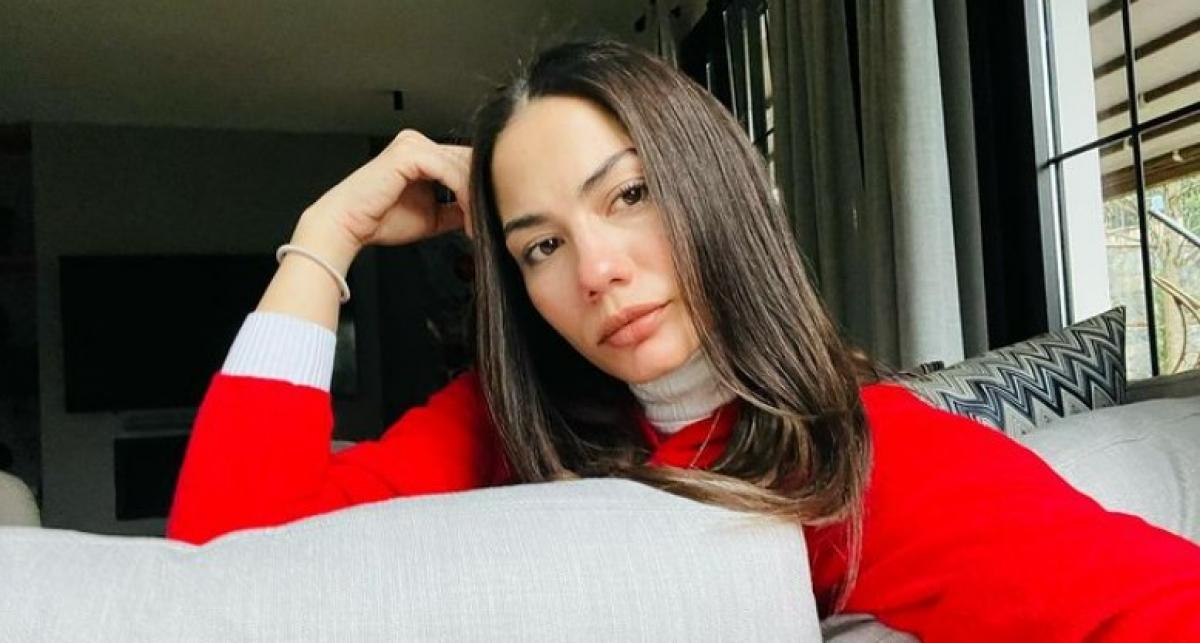 Demet Özdemir a îmbrăcat o bluză roșie cu mâneci lungi și a realizat singură o fotografie