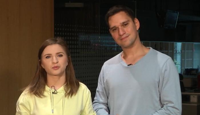 Cristina Ciobănașu poartă o bluză galbenă și stă lângă Vlad Gherman care poartă o bluză cu mânecă lungă