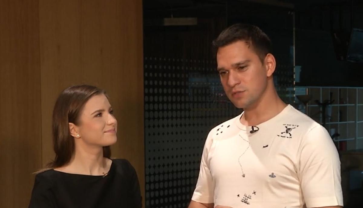 Cristina Ciobănașu poartă o bluză neagră, iar Vlad Gherman poartă un tricou alb