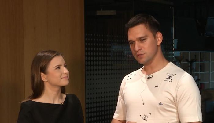 Cristina Ciobănașu poartă o bluză neagră, iar Vlad Gherman poartă un tricou alb