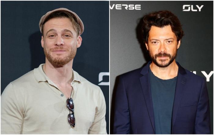 Kerem Bürsin poartă un tricou gri, ochelarii atașați la tricou și o bască de aceeași culoare, iar Álvaro Morte poartă un tricou albastru și un sacou închis la culoare