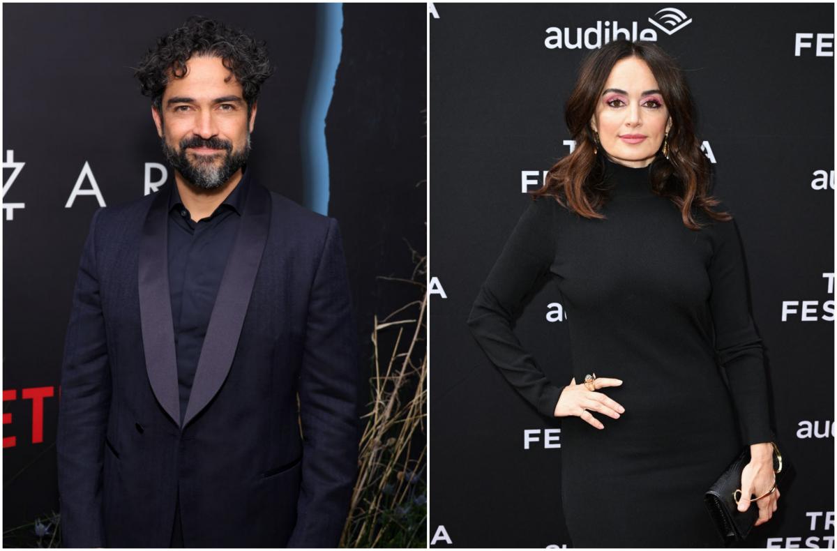 Alfonso Herrera poartă un costum negru și Ana de la Reguera poartă o rochie neagră și își ține mâna dreaptă în șold