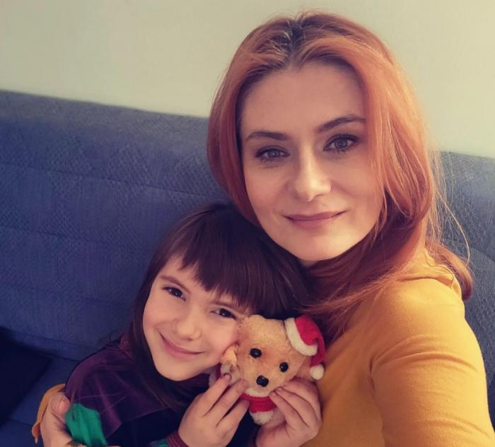 Anca Androne o îmbrățișeasă pe fiica Lara și amândouă zâmbesc