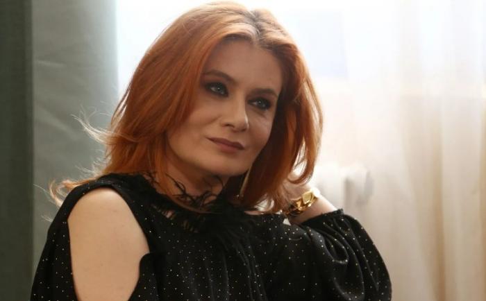 Anca Androne poartă o rochie neagră și are părul desprins