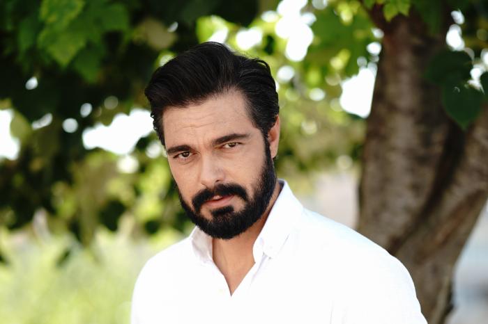 Halil İbrahim Ceyhan poartă o cămașă albă deschisă la guler