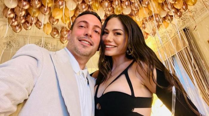 Oğuzhan Koç stă alături de Demet Özdemir și zâmbește