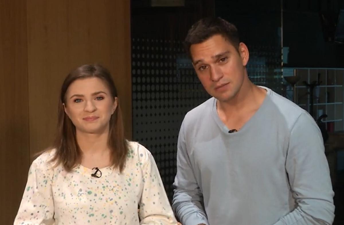 Cristina Ciobănașu poartă o bluză albă și Vlad Gherman poartă o bluză gri cu mâneci lungi