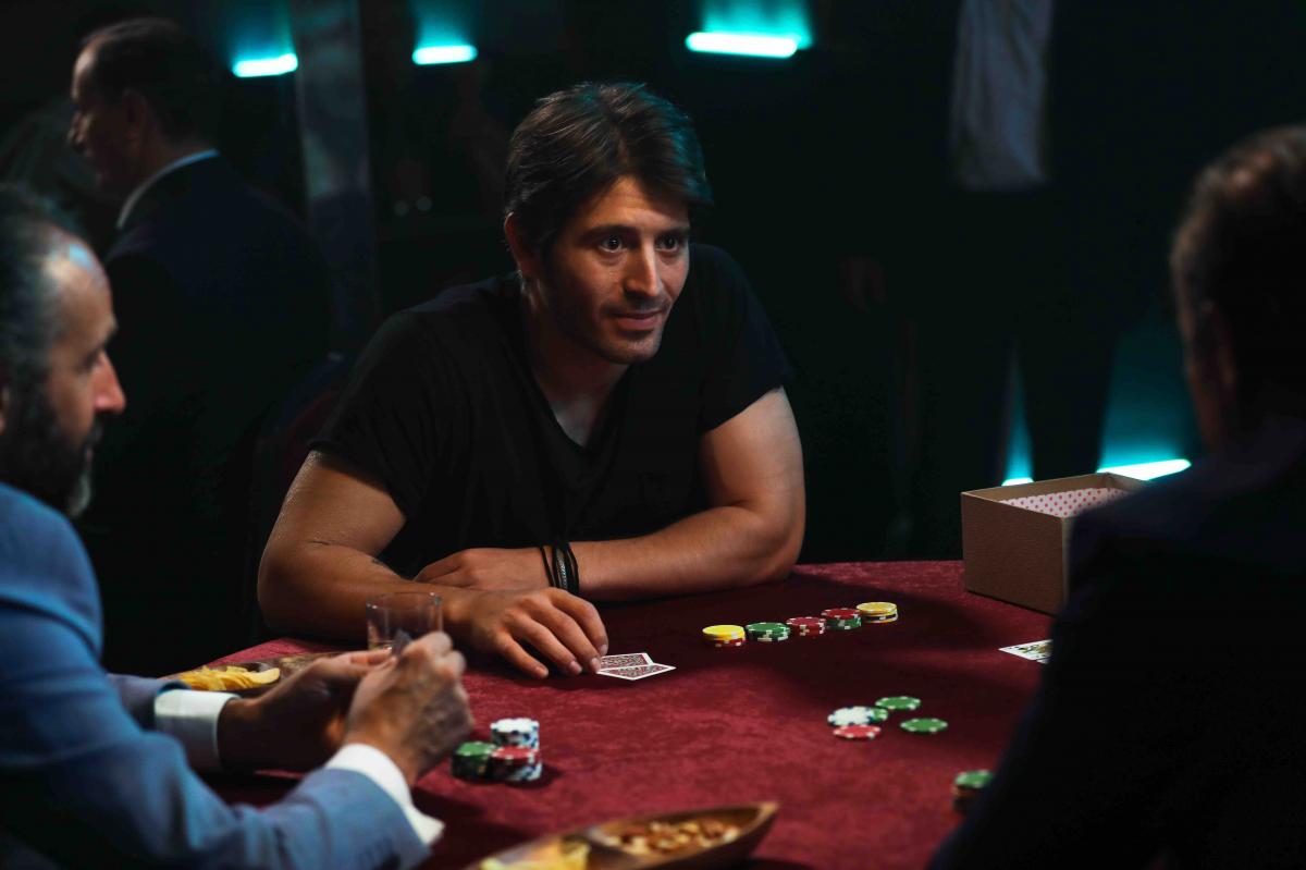 Cihangir Ceyhan poartă un tricou negru și privește gânditor