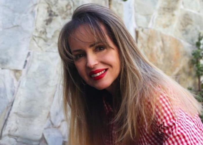 Daniela Spanic poartă o cămașă în carouri și are părul desprins