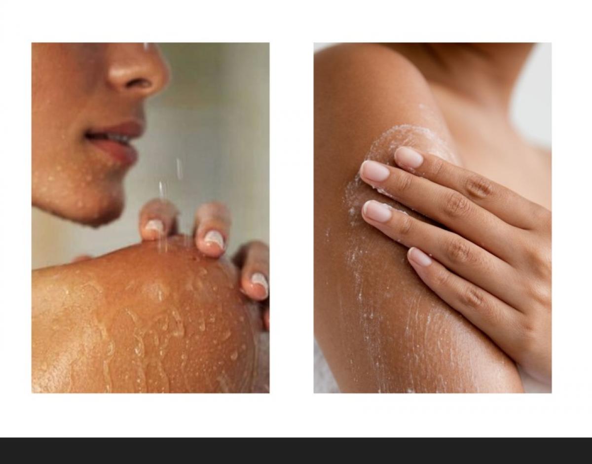 Fată căreia nu i se vede chipul se freacă pe corp cu mâinile și încearcă să se spele