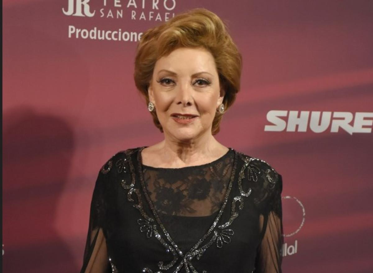 Jacqueline Andere poartă o rochie de gală de culoare închisă