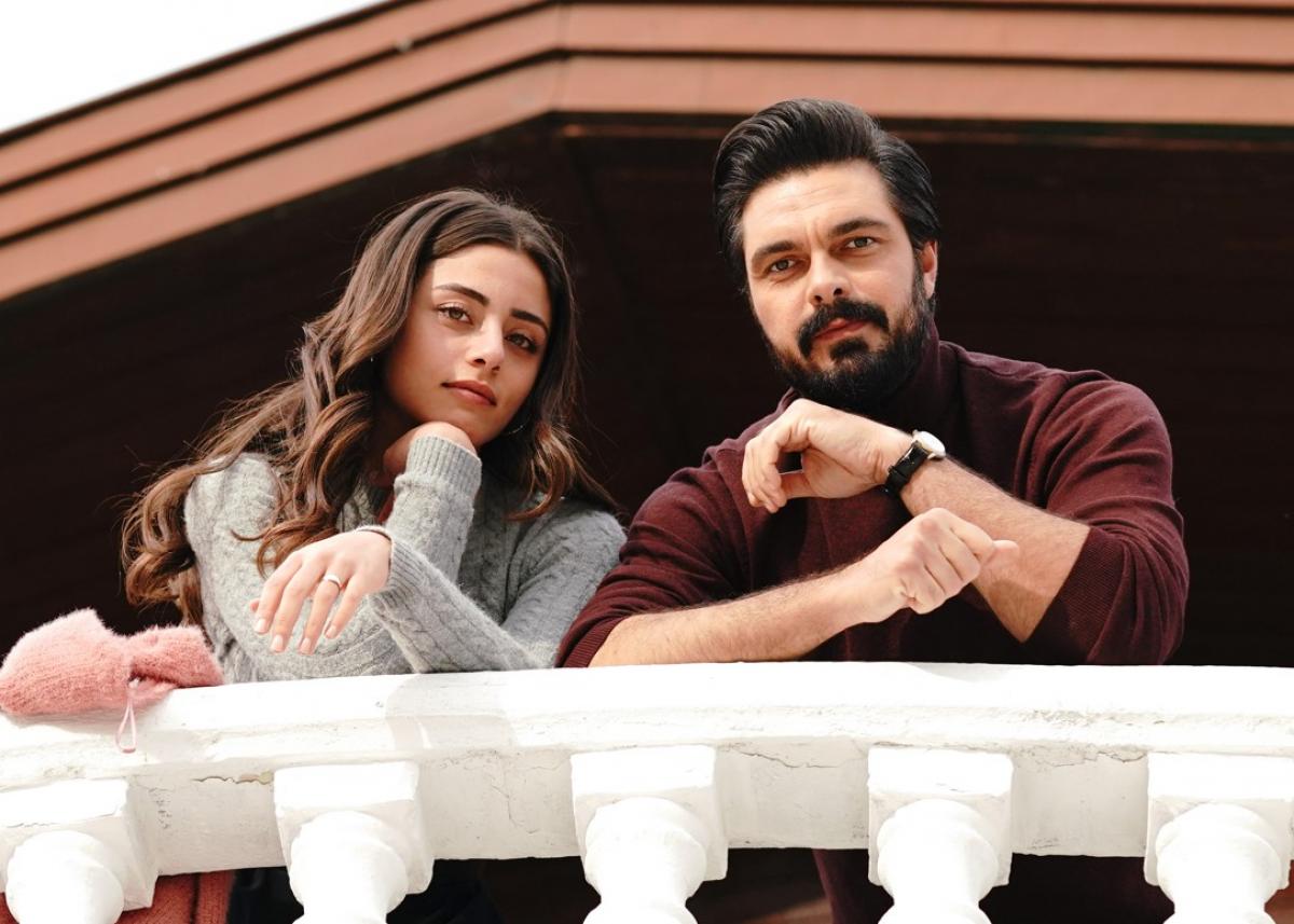 Sıla Türkoğlu stă lângă Halil Ibrahim Ceyhan