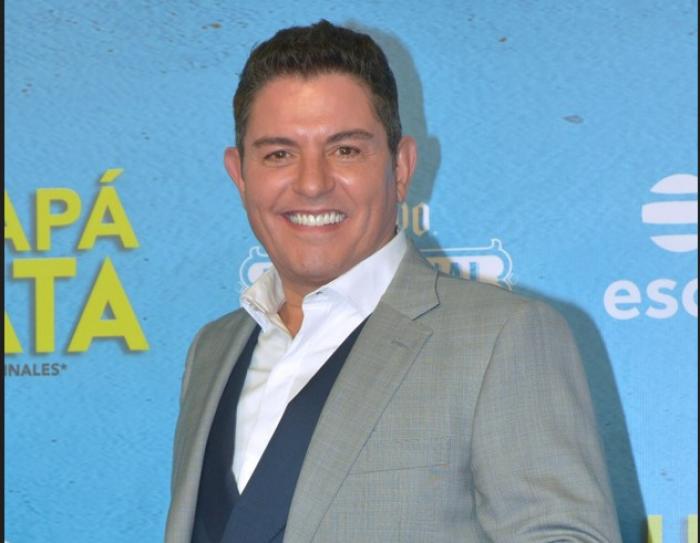 Ernesto Laguardia poartă costum și zâmbește pe covorul roșu