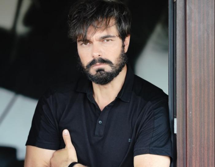 Halil İbrahim Ceyhan este îmbrăcat într-un tricou negru cu guler