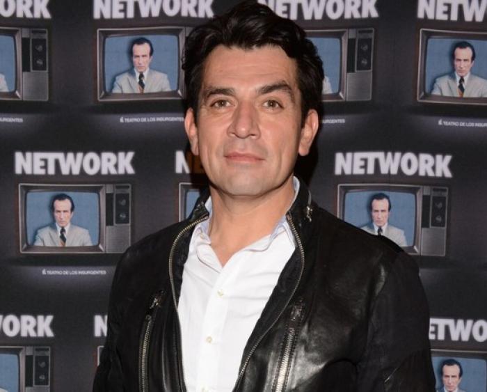 Jorge Salinas poartă un tricou alb și o geacă de piele neagră