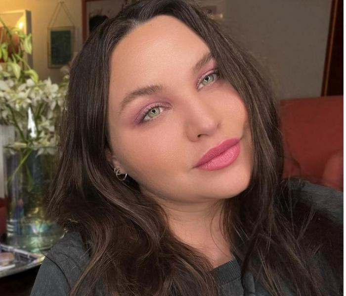 Estefania Villarreal poartă un machiaj simplu și are părul desprins