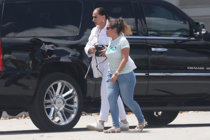 Susana Dosamantes poartă o pereche de blugi și un top alb