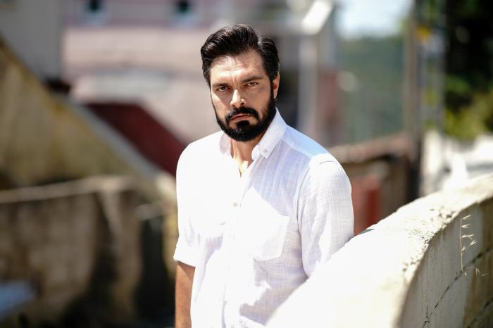 Halil İbrahim Ceyhan poartă o cămașă albă cu mâneci scurte