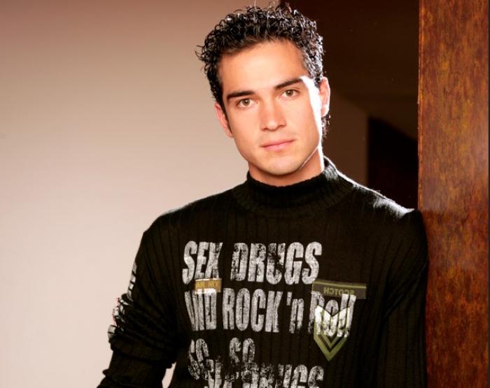 Alfonso Herrera poartă o bluză neagră cu mâneci lungi