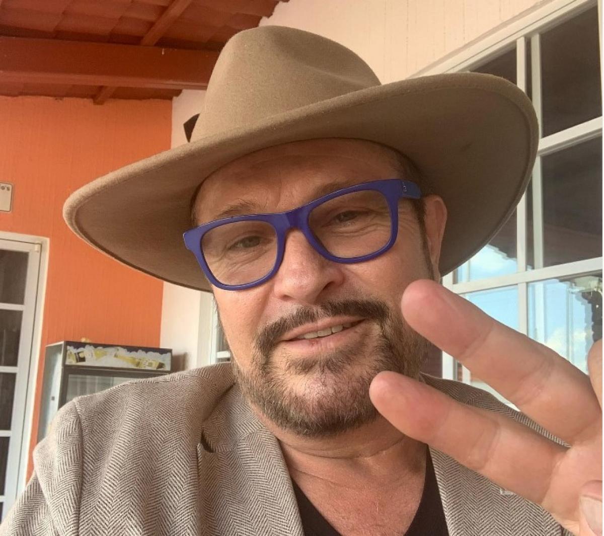 Arturo Peniche poartă o pălărie cu boruri largi și ochelari de vedere