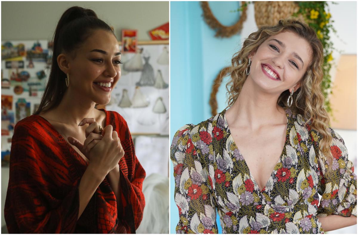 Dilan Çiçek Deniz poartă o rochie roșie, zâmbește și își ține mâinile împreunate, iar  Melisa Döngel poartă o rochie cu flori și zâmbește