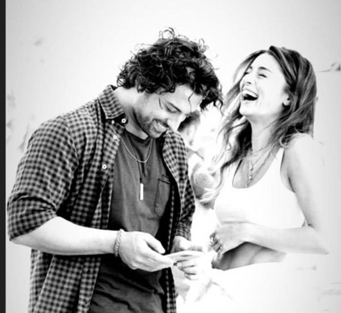 Ayça Ayşin Turan și Alp Navruz, într-o fotografie alb-negru