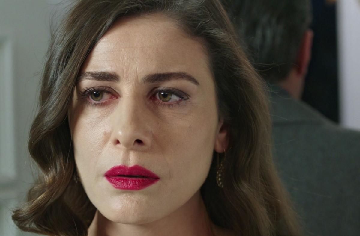 Ebru Özkan poartă ruj roșu aprins și părul desprins