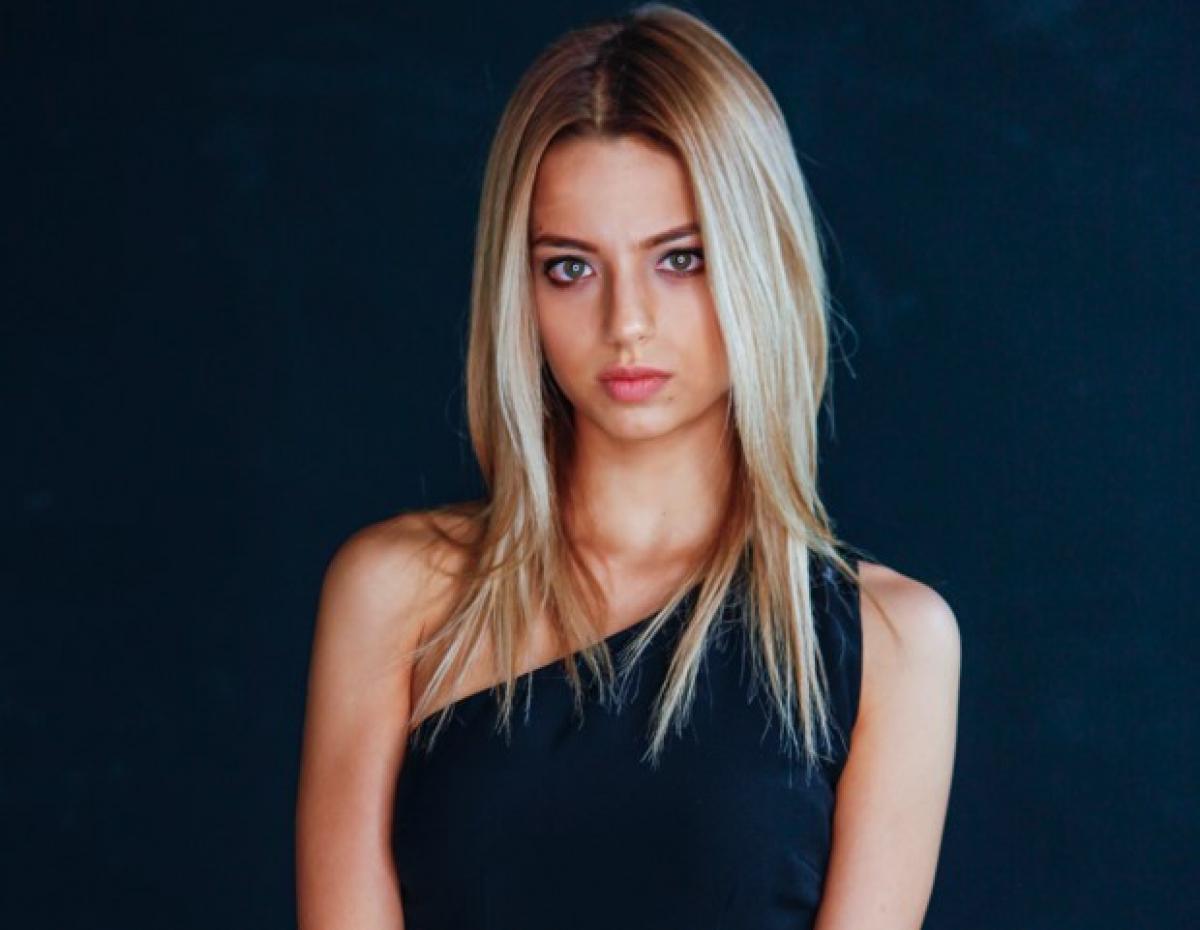 Leyla Tanlar poartă o bluză fără mâneci și are părul blond, desprins