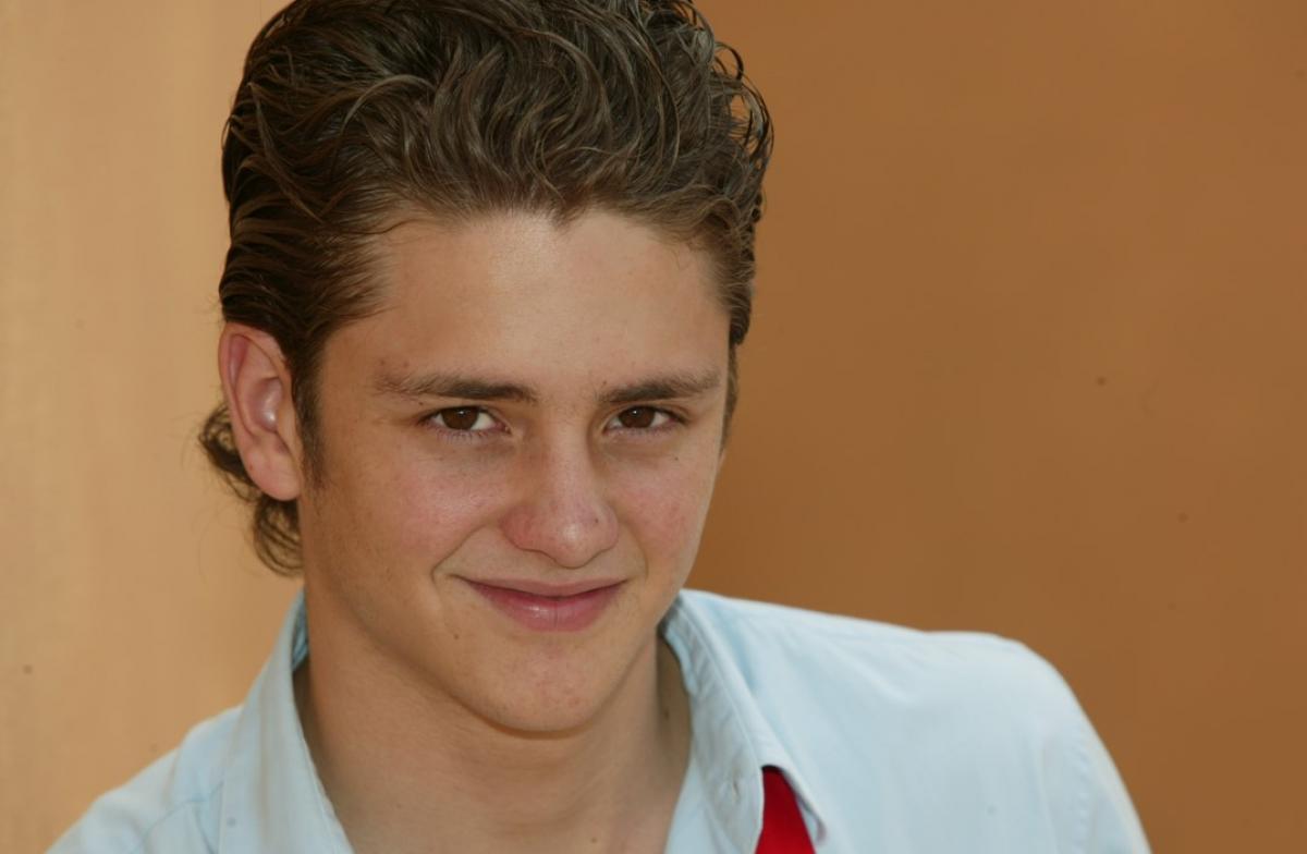 Christopher Uckermann poartă o cămașă și o cravată roșie