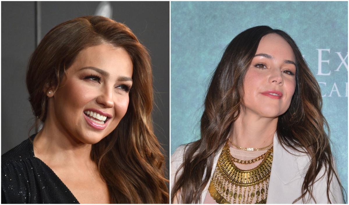 Thalía poartă o rochie neagră și zâmbește, iar Camila Sodi poartă un sacou deschis la culoare și zâmbește