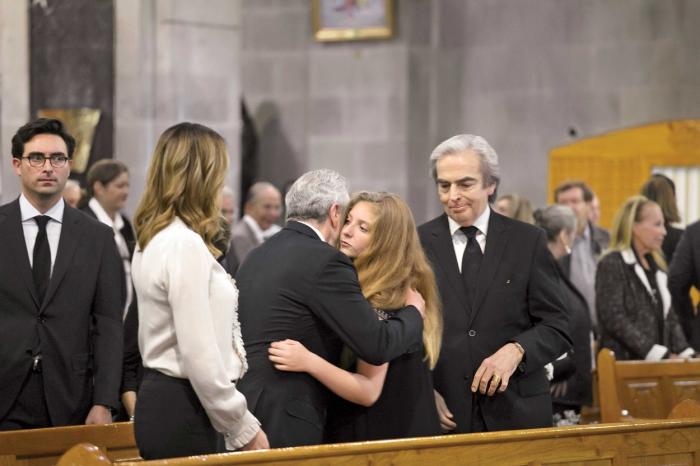 Constanza Creel poartă o rochie neagră și îmbrățișează membrii familiei