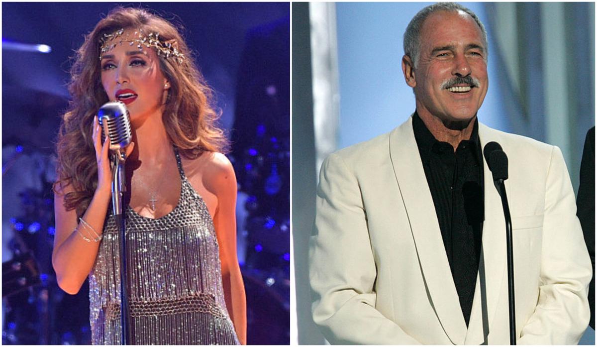 Anahí poartă o rochie de seară, are părul desprins și cântă în fața unui microfon, iar Andres García se află în fața unui microfon, are o cămașă neagră și un sacou alb