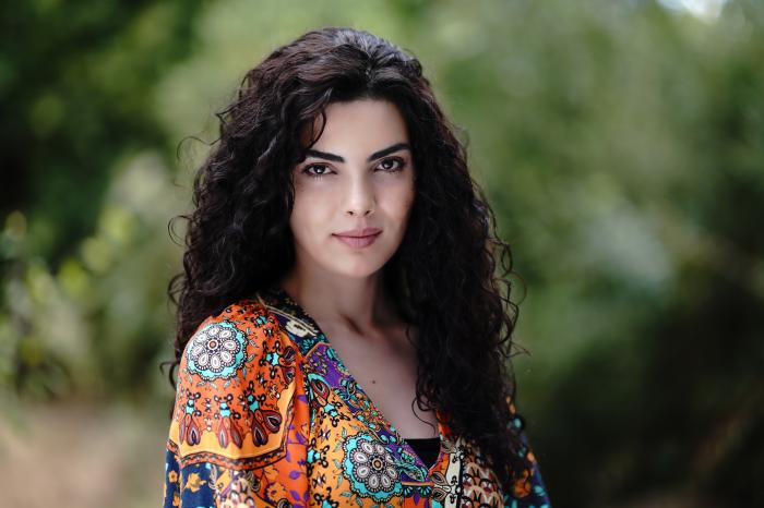 Setenay Süer poartă o rochie înflorată și are părul desprins