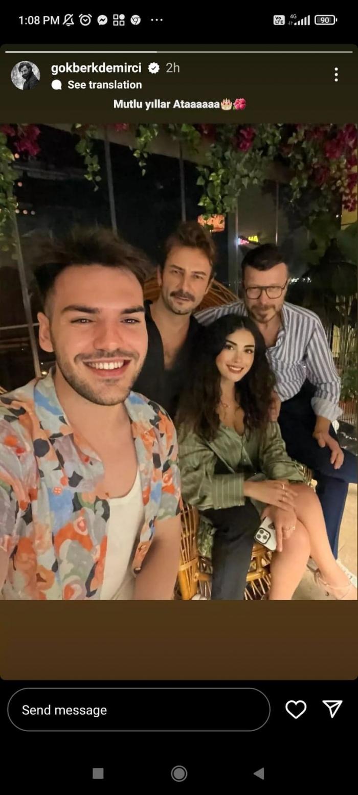 Gökberk Demirci și Özge Yağız zâmbesc alături de prieteni