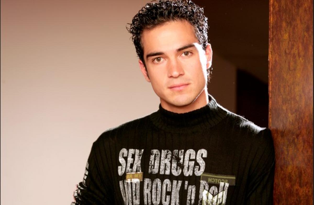 Alfonso Herrera poartă o bluză neagră cu mâneci lungi