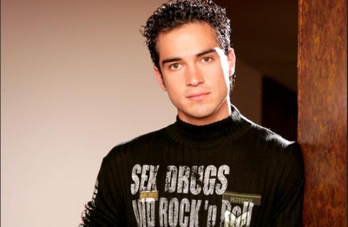 Alfonso Herrera poartă o bluză neagră cu mâneci lungi