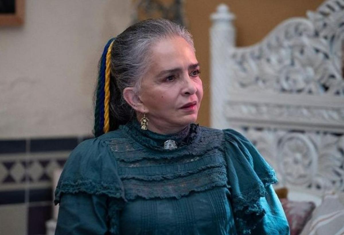 Ana Martín poartă o rochie specifică telenovelelor de epocă