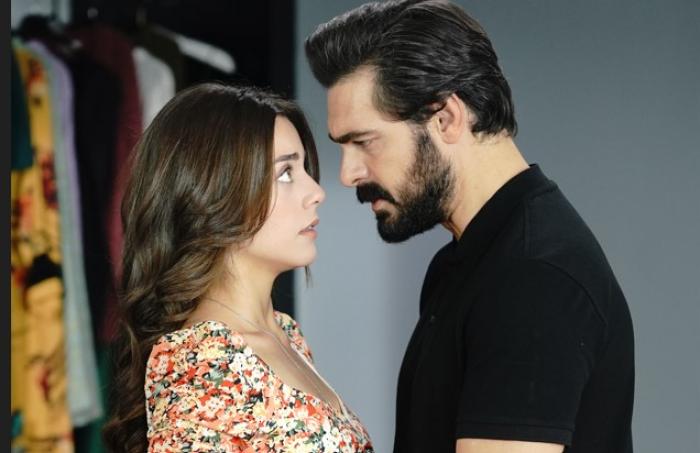 Halil Ibrahim Ceyhan și Sila Turkoglu se uită unul în ochii celuilalt