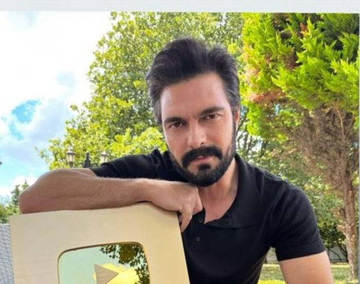 Halil Ibrahim Ceyhan poartă un tricou negru