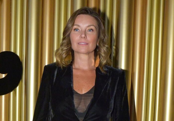 Dominika Paleta poartă o bluză transparentă și un sacou negru, are părul scurt până la umeri și îl poartă desprins