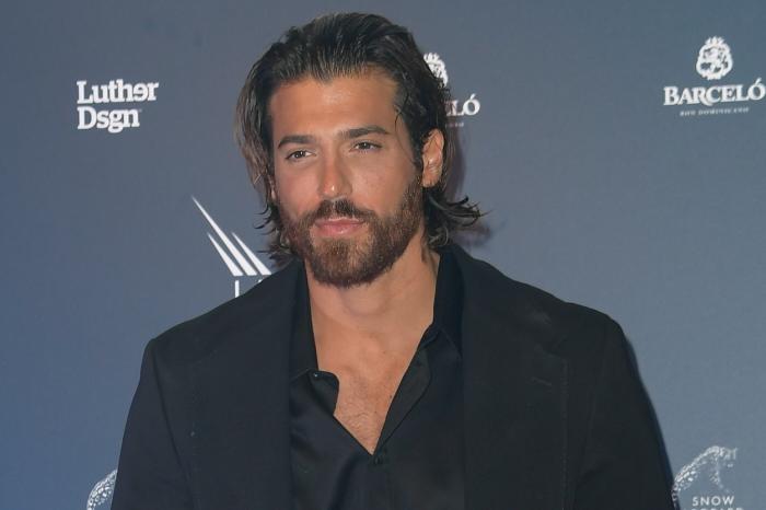 Can Yaman poartă o cămață neagră cu mâneci lungi